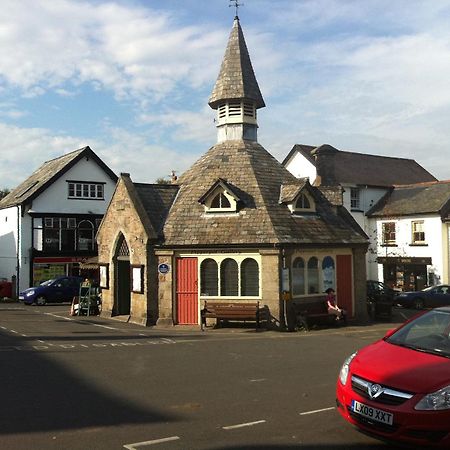 三皇冠酒店 查格福德 外观 照片 The Market Cross