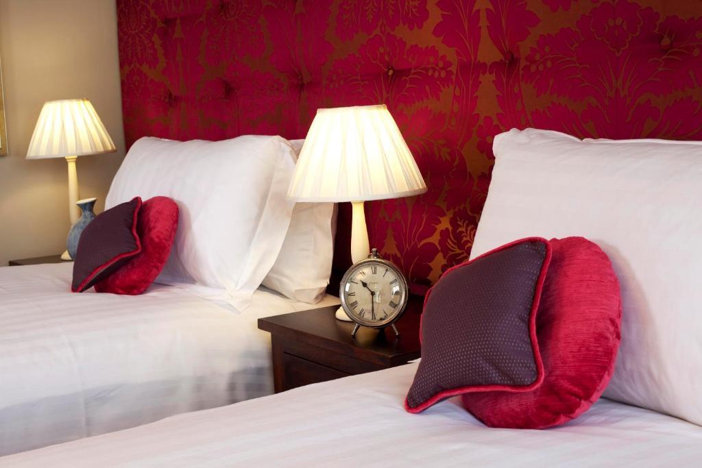 三皇冠酒店 查格福德 客房 照片 A bedroom at the hotel