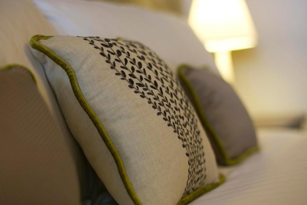 三皇冠酒店 查格福德 外观 照片 A throw pillow