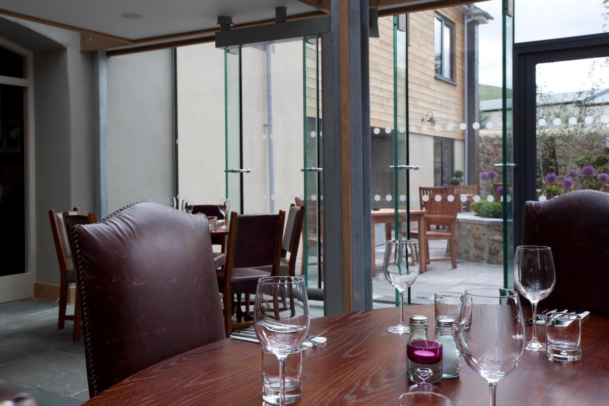 三皇冠酒店 查格福德 外观 照片 The restaurant at The River Cottage