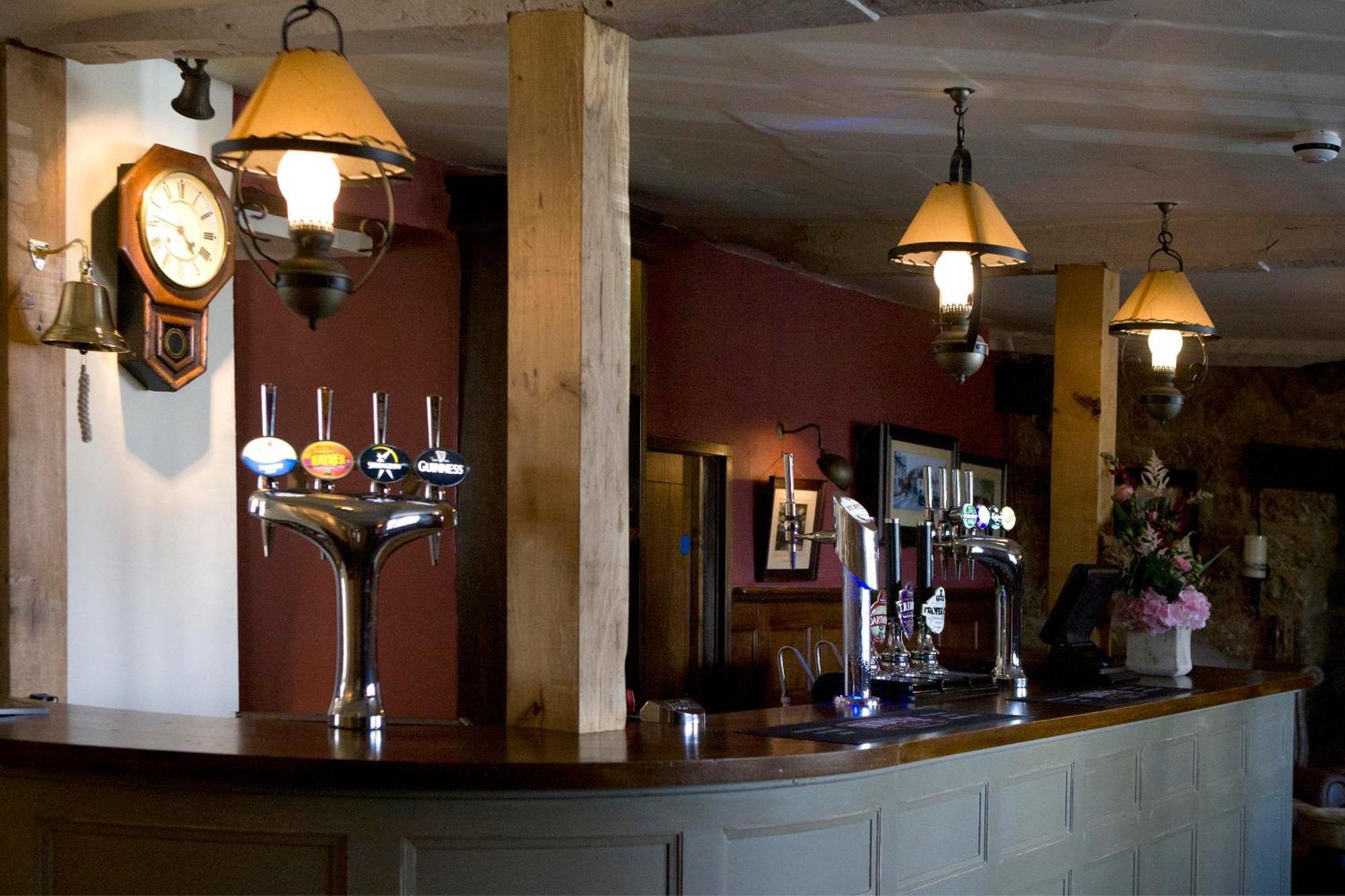 三皇冠酒店 查格福德 外观 照片 The bar at The Old Mill