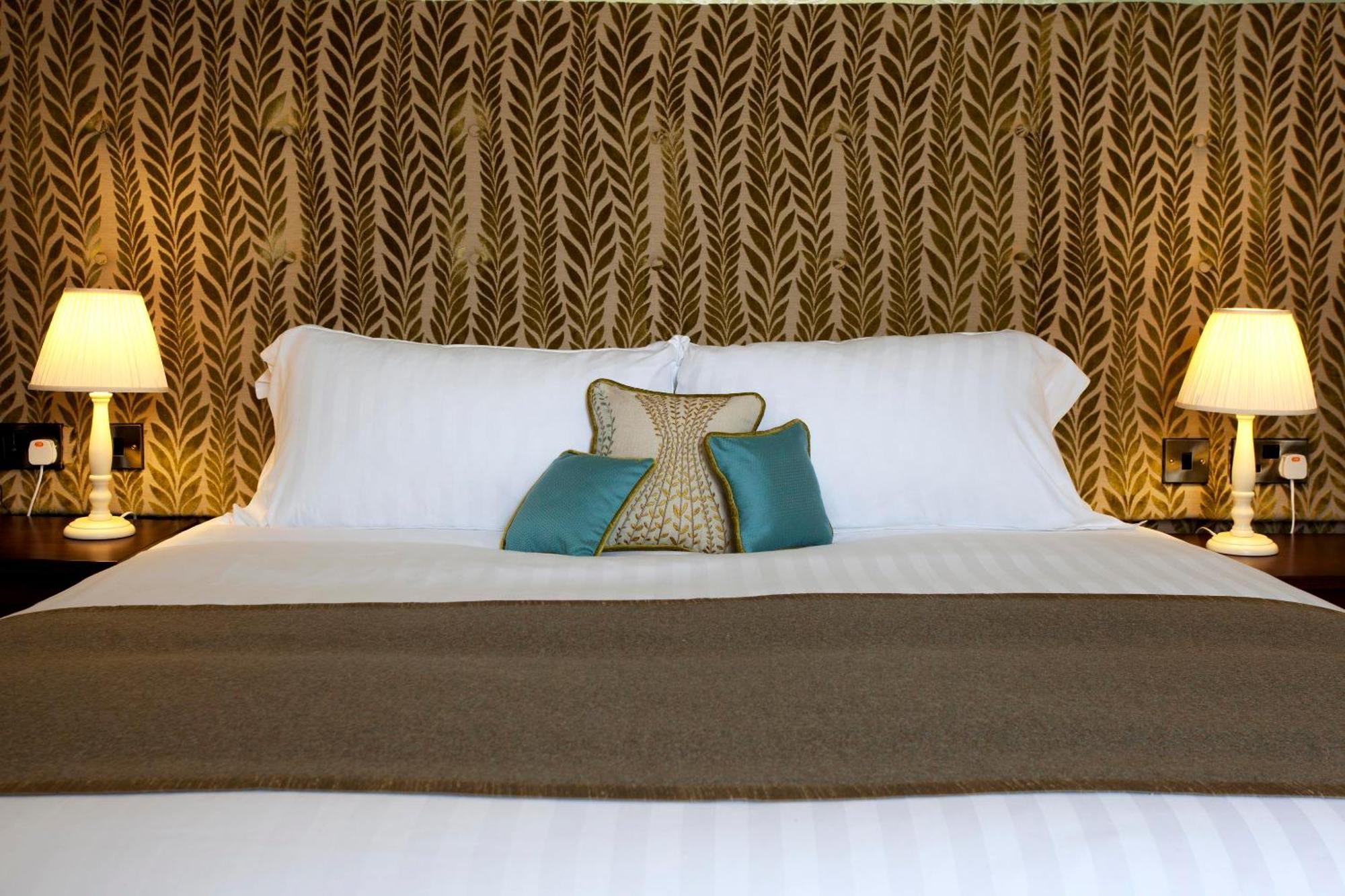 三皇冠酒店 查格福德 外观 照片 A bed with a headboard