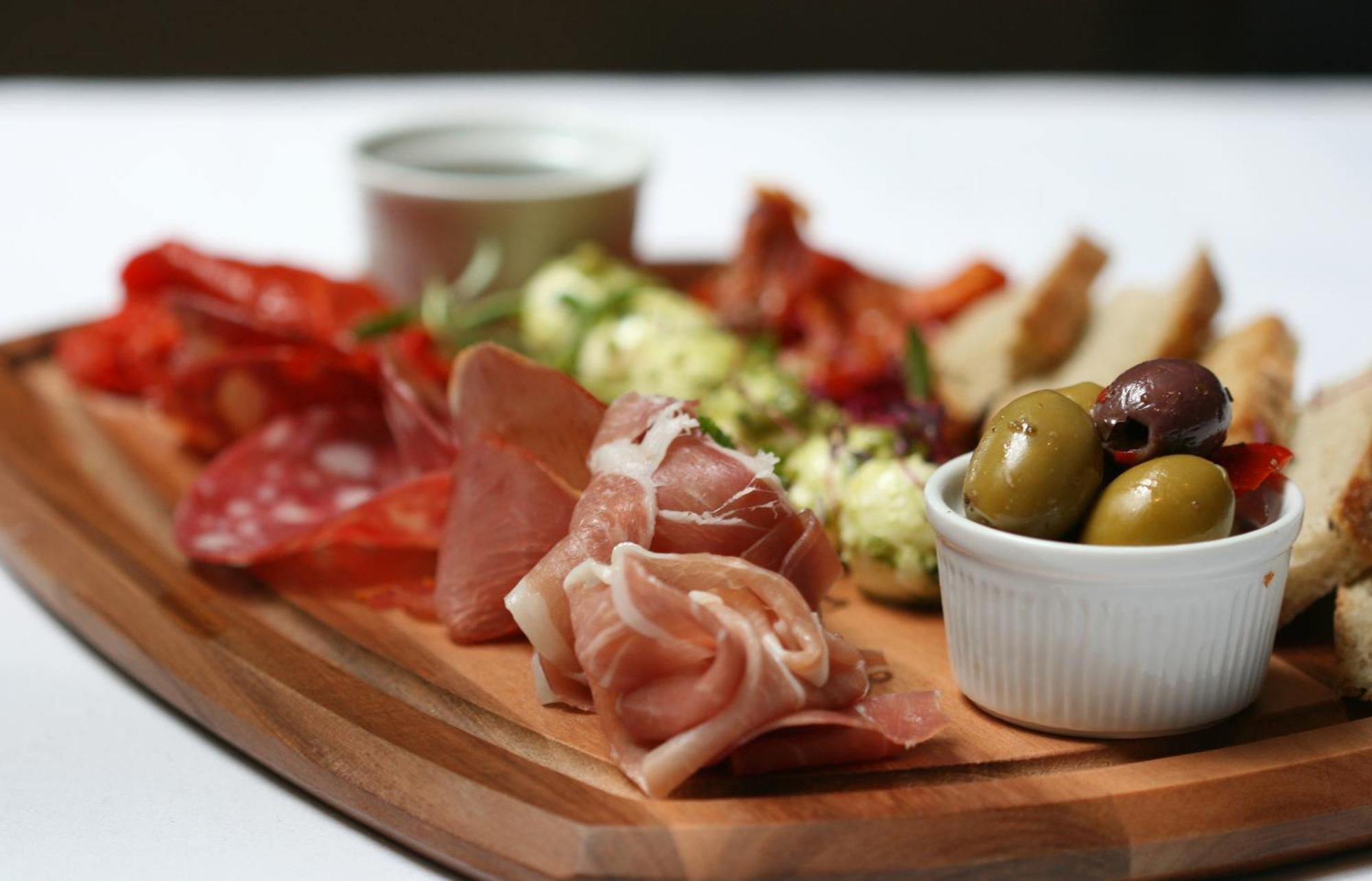 三皇冠酒店 查格福德 外观 照片 A selection of cured meats