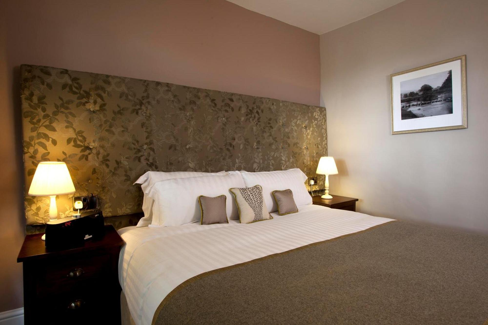 三皇冠酒店 查格福德 外观 照片 A bedroom at the hotel