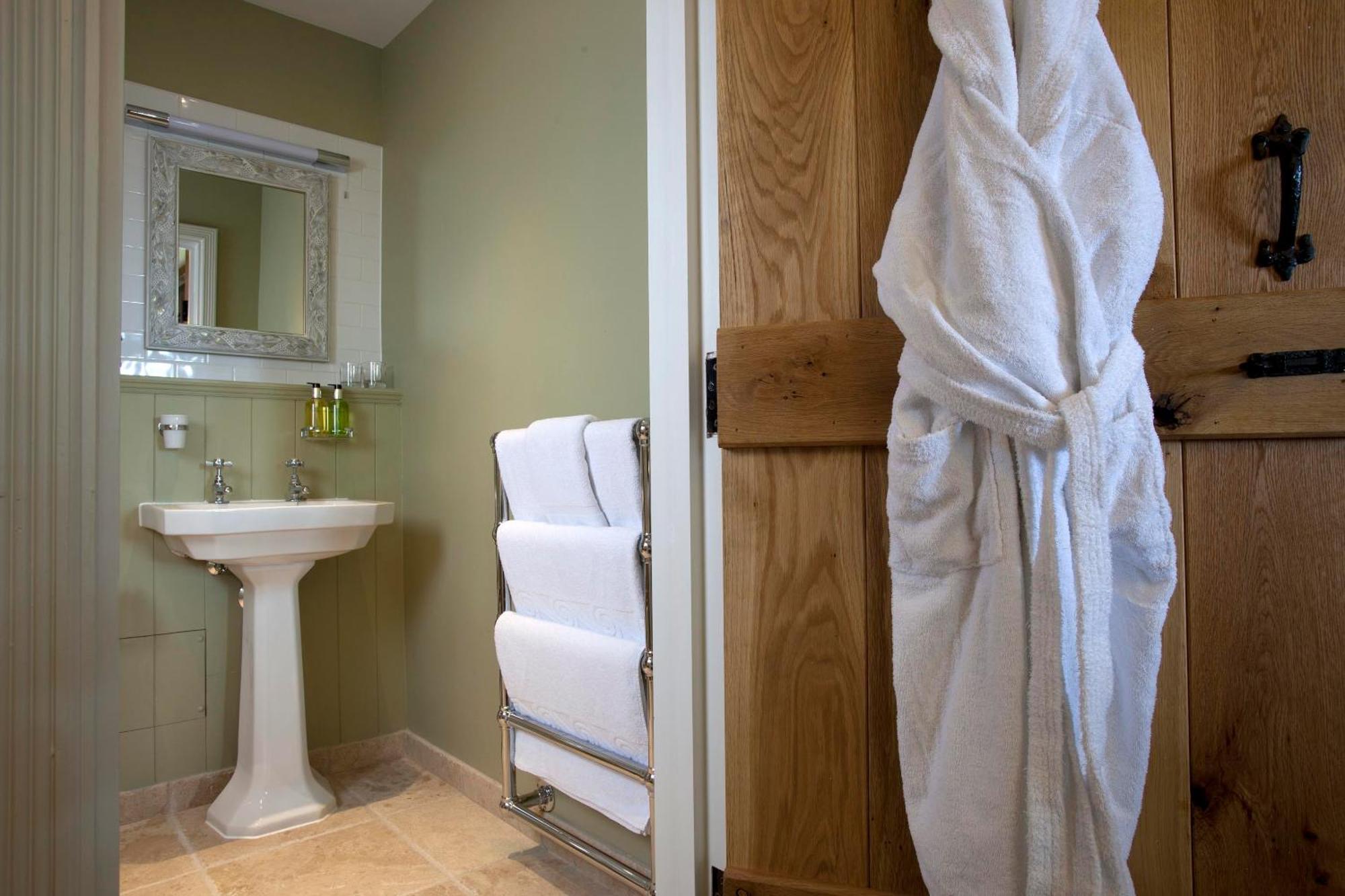 三皇冠酒店 查格福德 外观 照片 A bathrobe hanging on a door