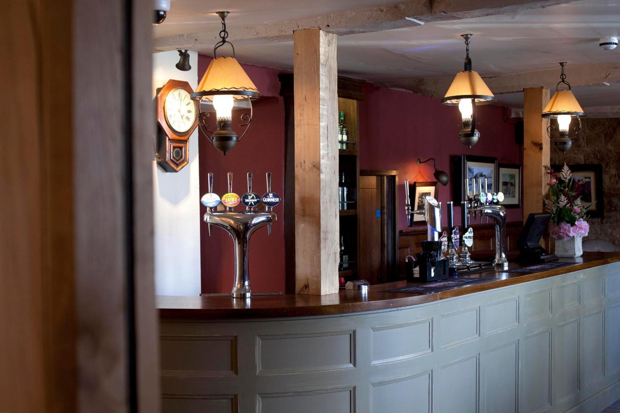 三皇冠酒店 查格福德 外观 照片 The bar at The Old Red Lion
