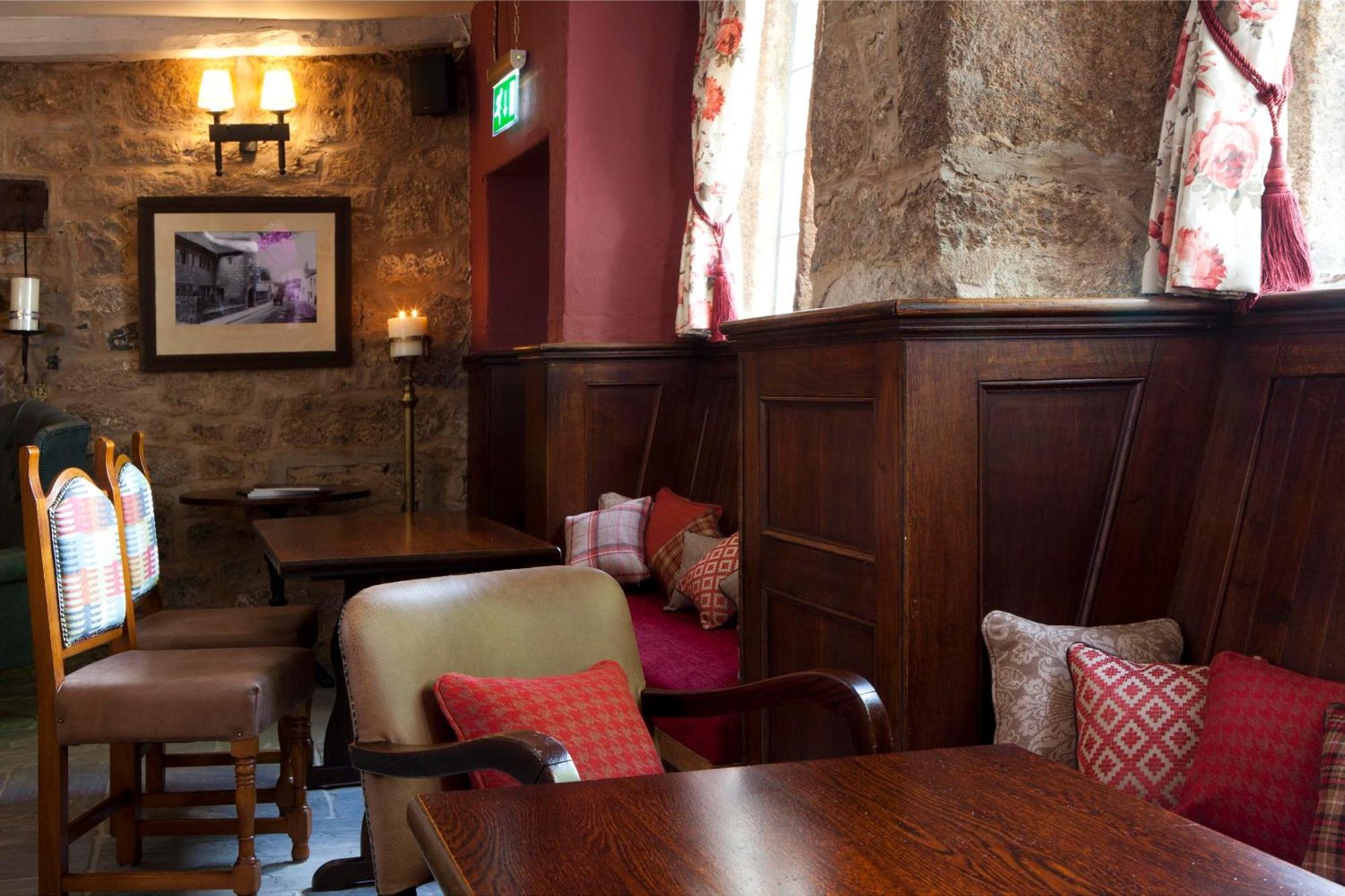 三皇冠酒店 查格福德 外观 照片 The interior of the pub