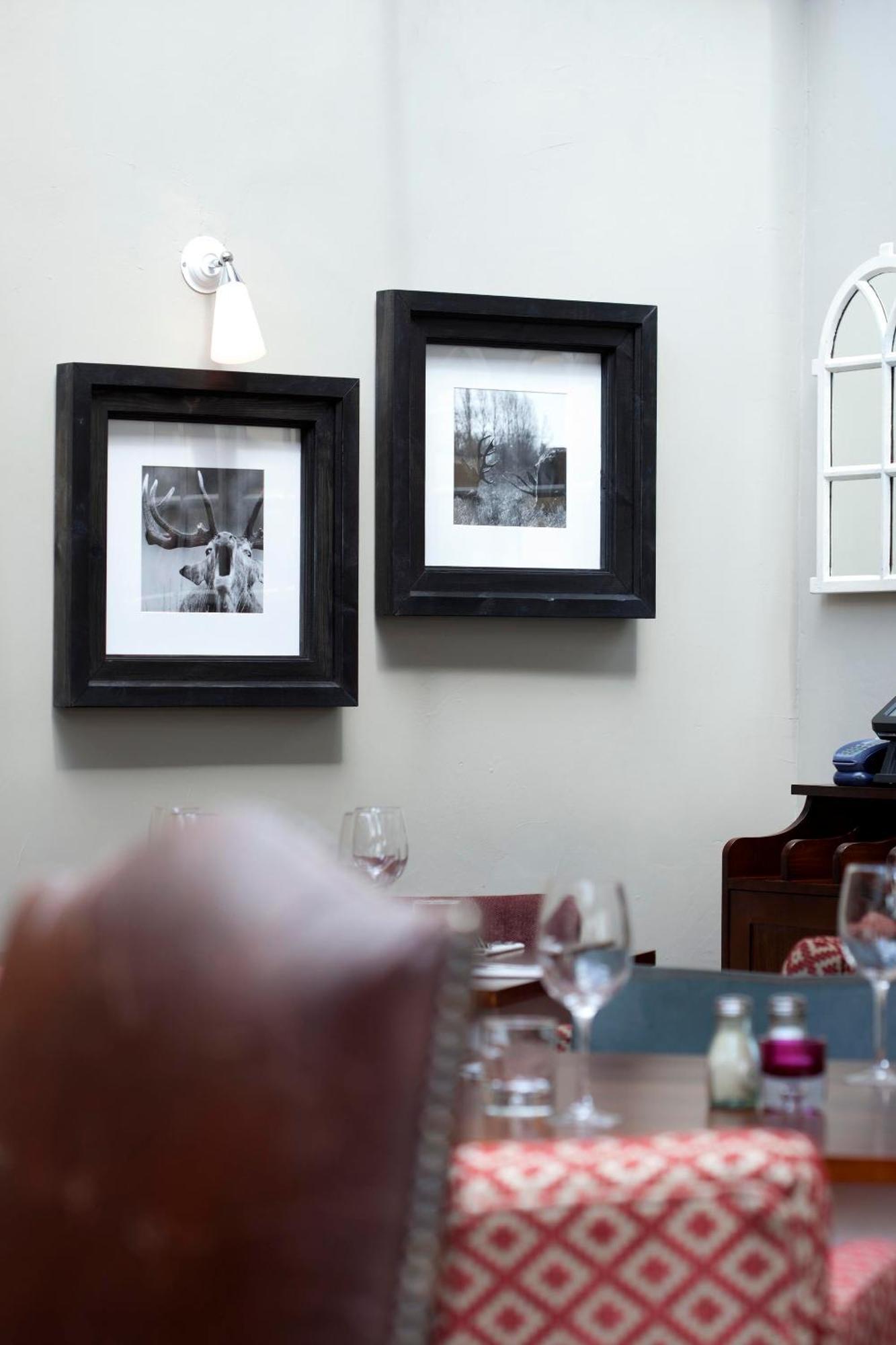 三皇冠酒店 查格福德 外观 照片 Framed photographs