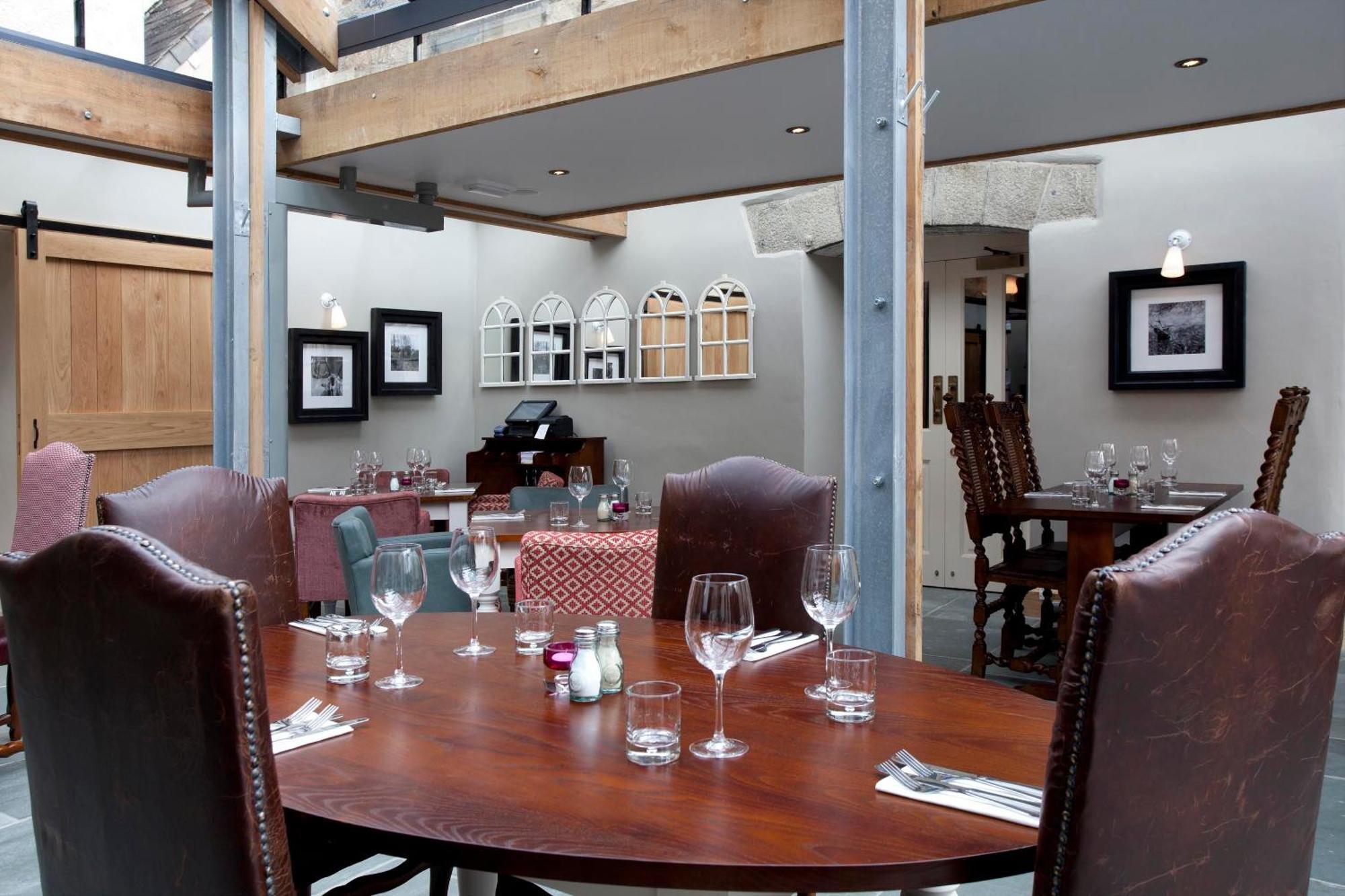 三皇冠酒店 查格福德 外观 照片 The restaurant at The Swan