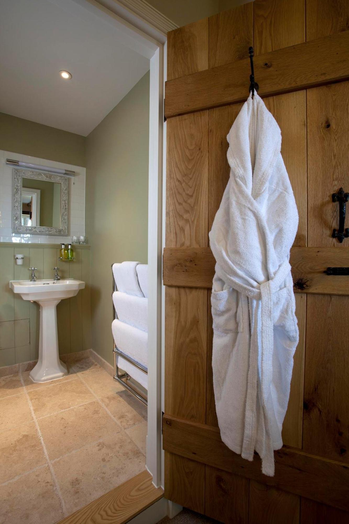 三皇冠酒店 查格福德 外观 照片 A bathrobe hanging on a door