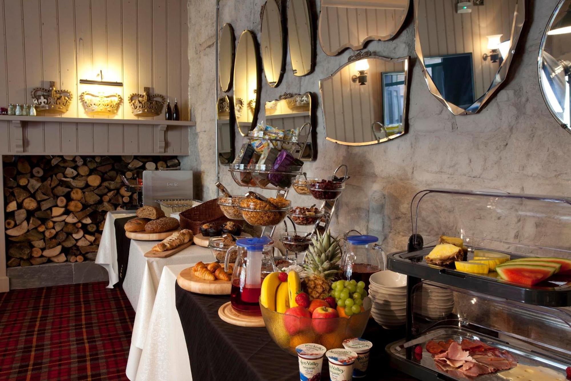 三皇冠酒店 查格福德 外观 照片 Breakfast buffet at the hotel