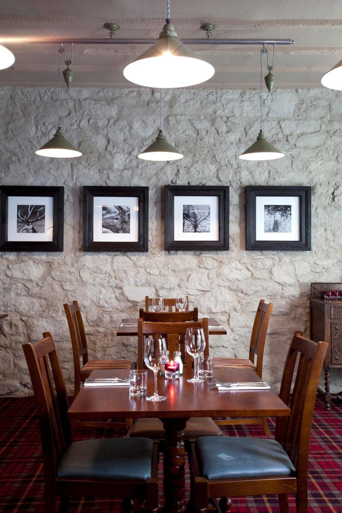 三皇冠酒店 查格福德 外观 照片 Interior of the restaurant