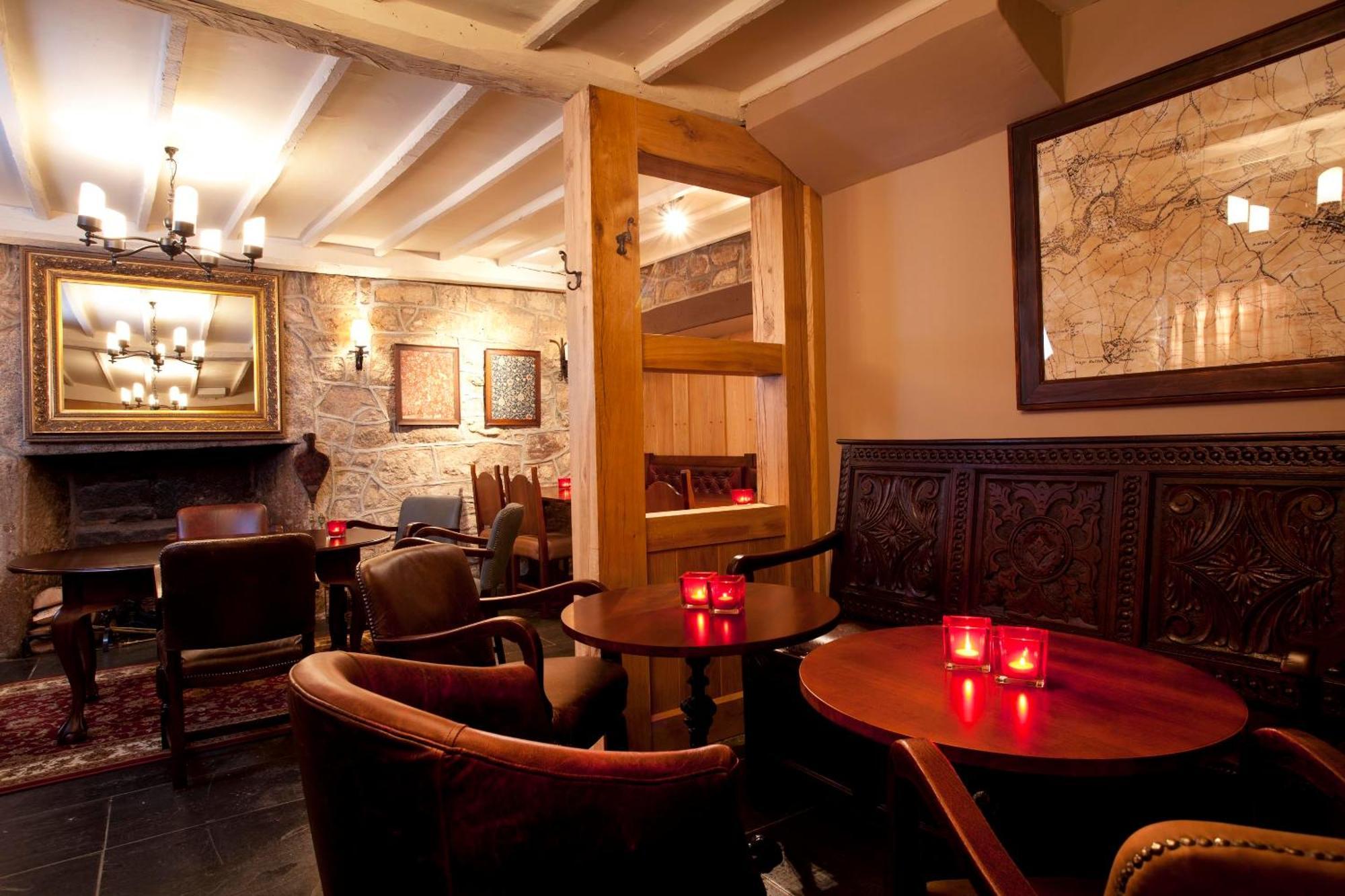 三皇冠酒店 查格福德 外观 照片 The interior of the pub