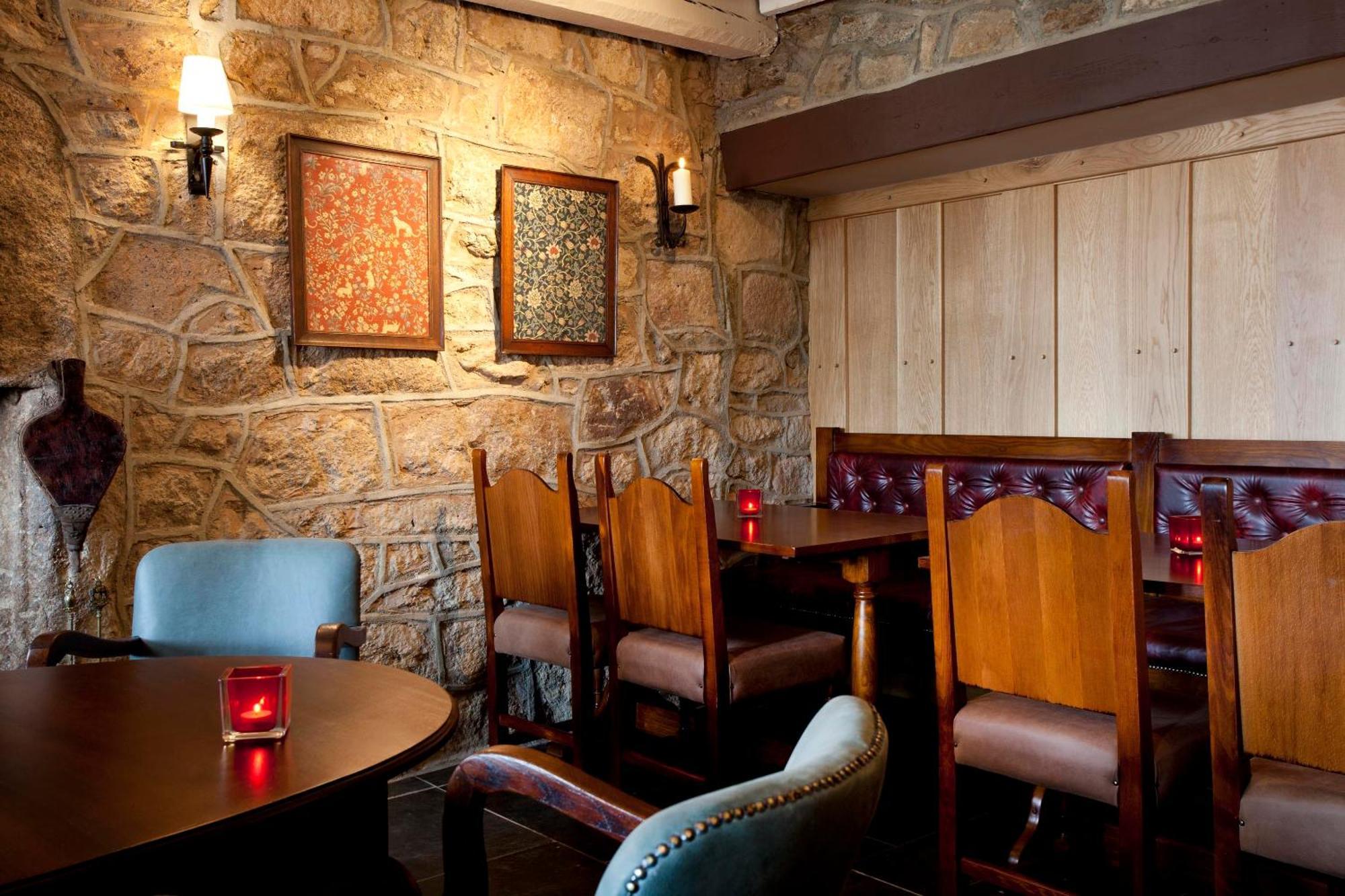 三皇冠酒店 查格福德 外观 照片 The interior of the restaurant