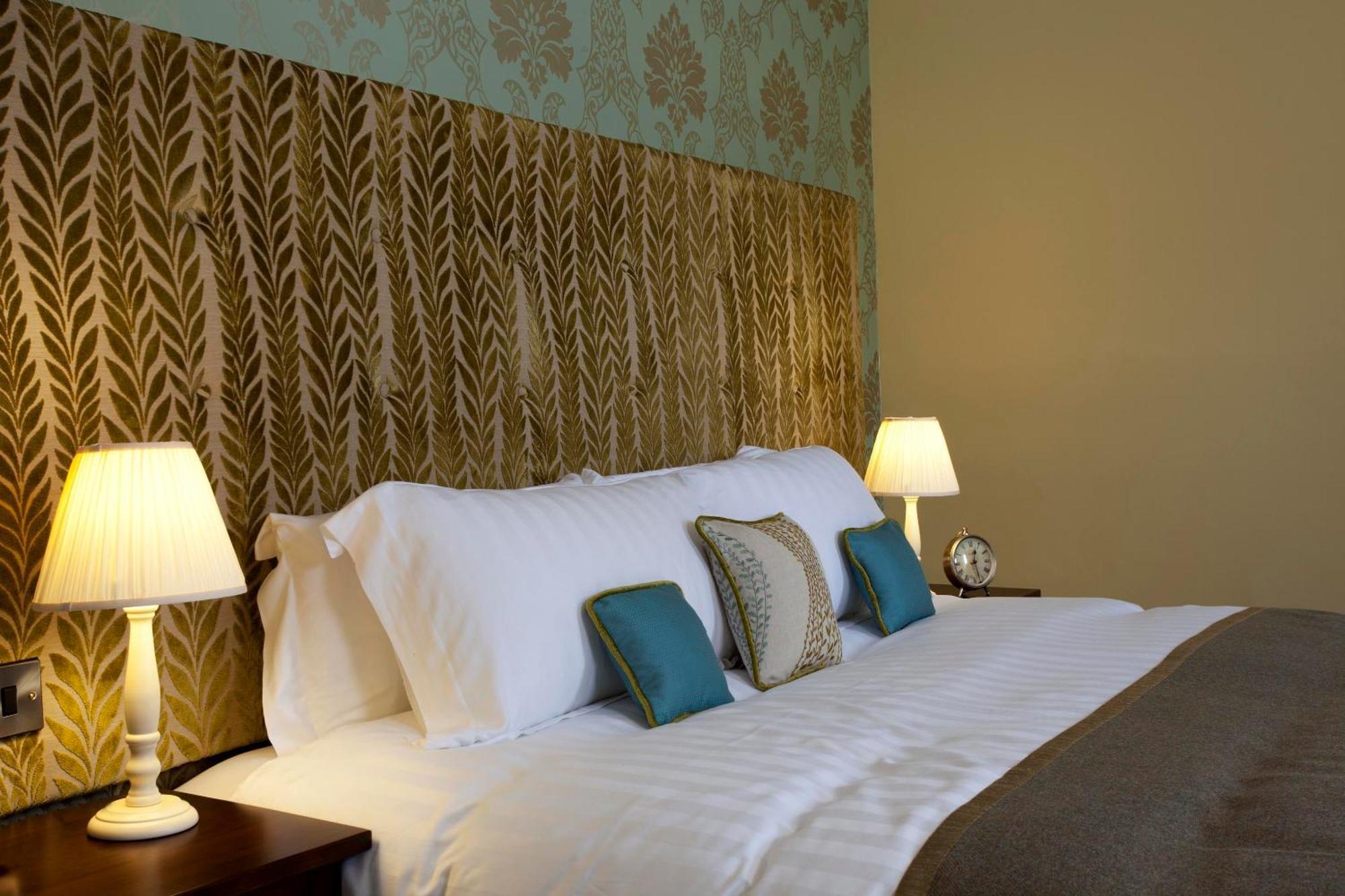 三皇冠酒店 查格福德 外观 照片 A bedroom at the hotel