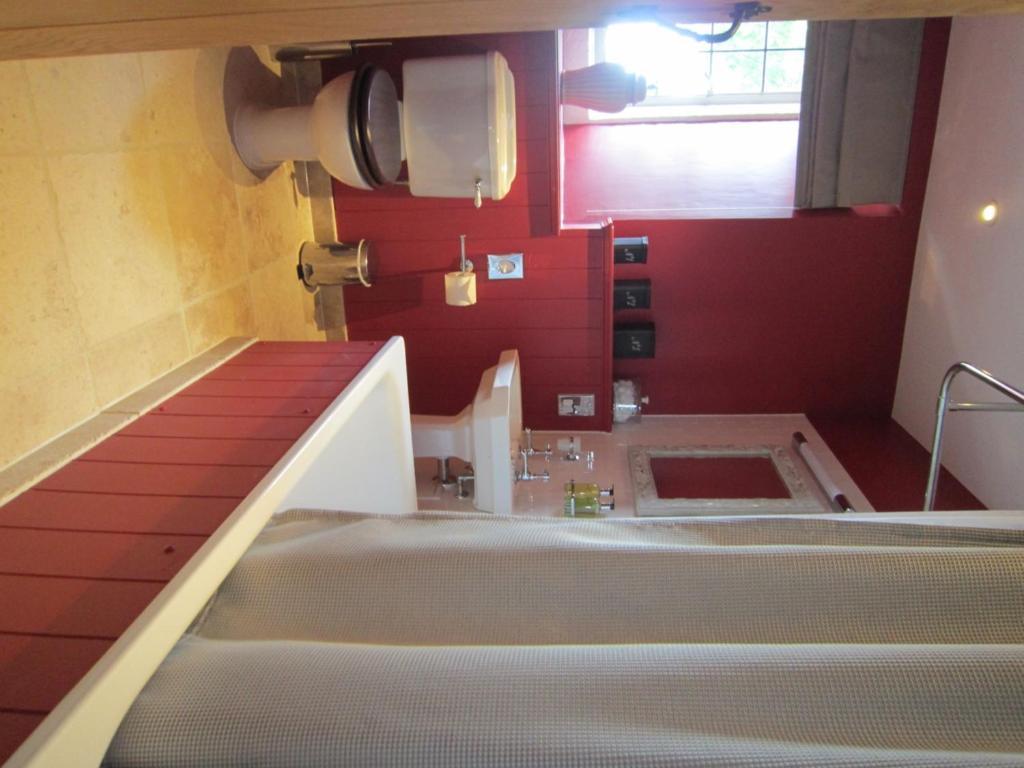 三皇冠酒店 查格福德 客房 照片 A Japanese bathroom