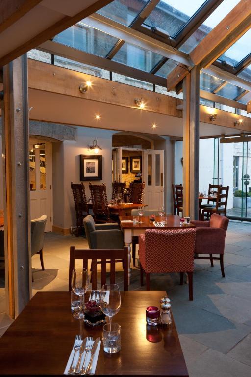 三皇冠酒店 查格福德 外观 照片 The restaurant at the River Lee House