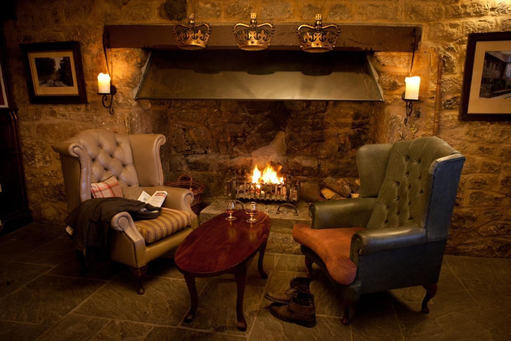三皇冠酒店 查格福德 外观 照片 The fireplace in the bar