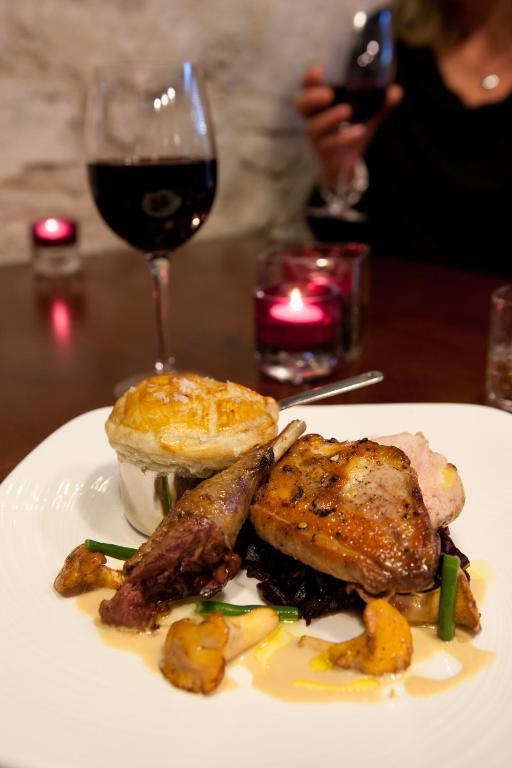 三皇冠酒店 查格福德 外观 照片 A chicken and bacon pie with a glass of red wine