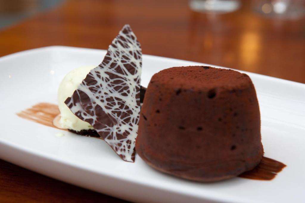 三皇冠酒店 查格福德 外观 照片 Chocolate pudding