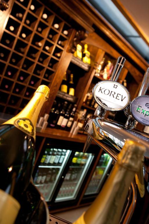 三皇冠酒店 查格福德 外观 照片 A bottle of Korov