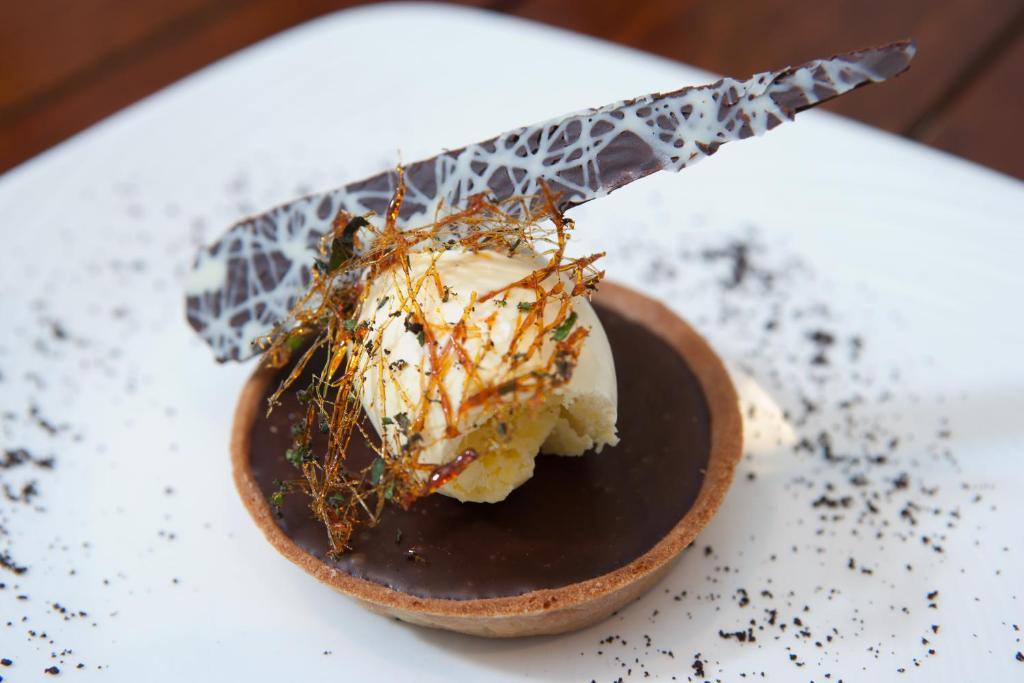 三皇冠酒店 查格福德 外观 照片 A chocolate dessert