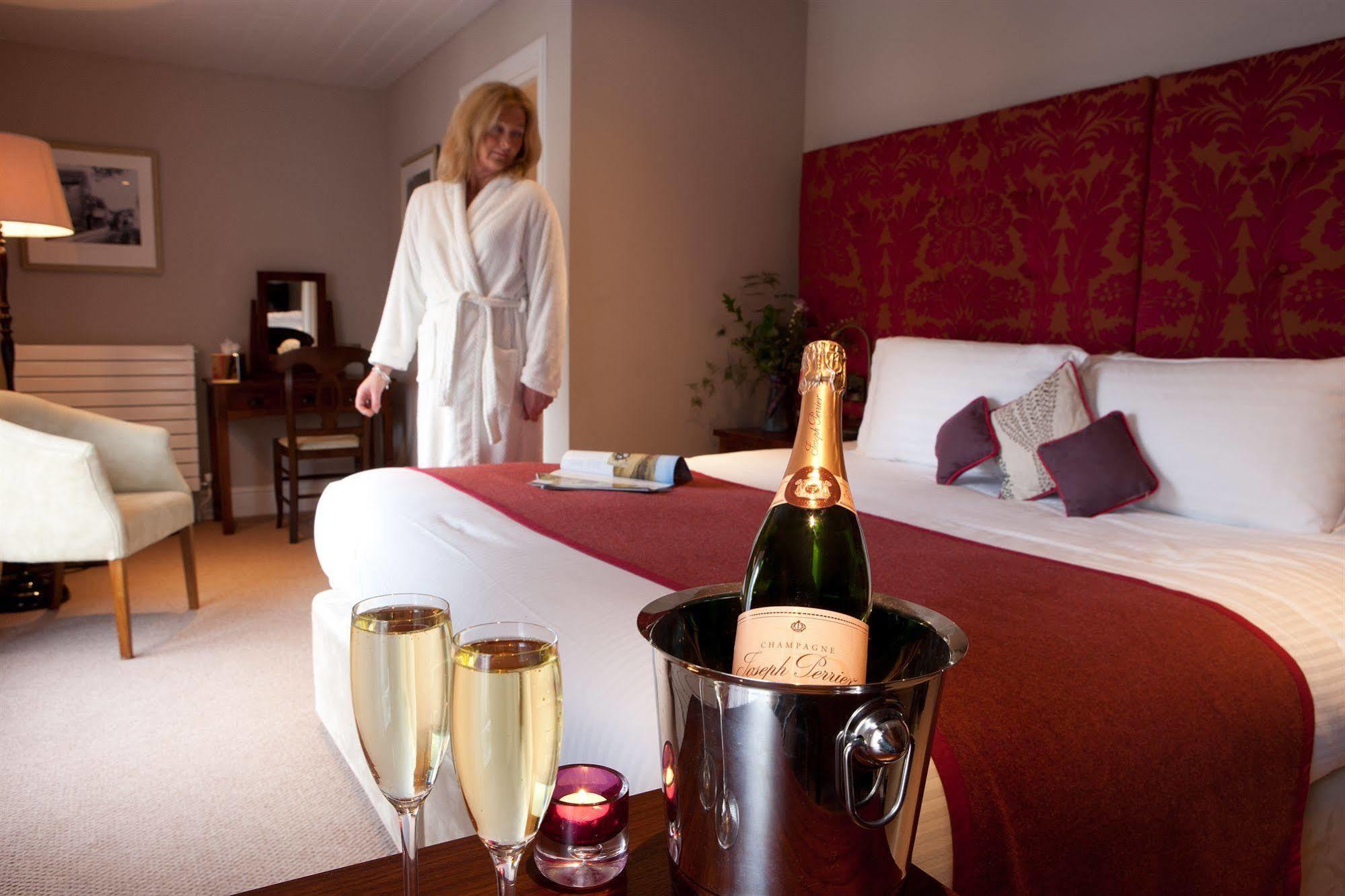 三皇冠酒店 查格福德 外观 照片 A guest in a hotel room