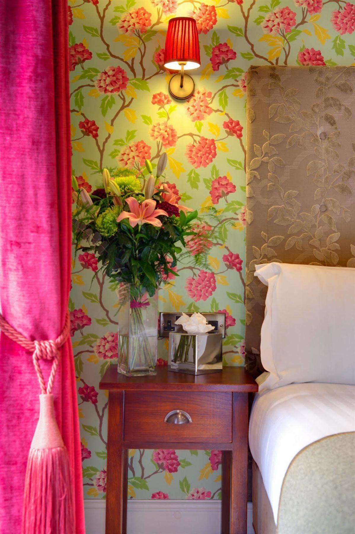 三皇冠酒店 查格福德 外观 照片 A bedroom at the hotel
