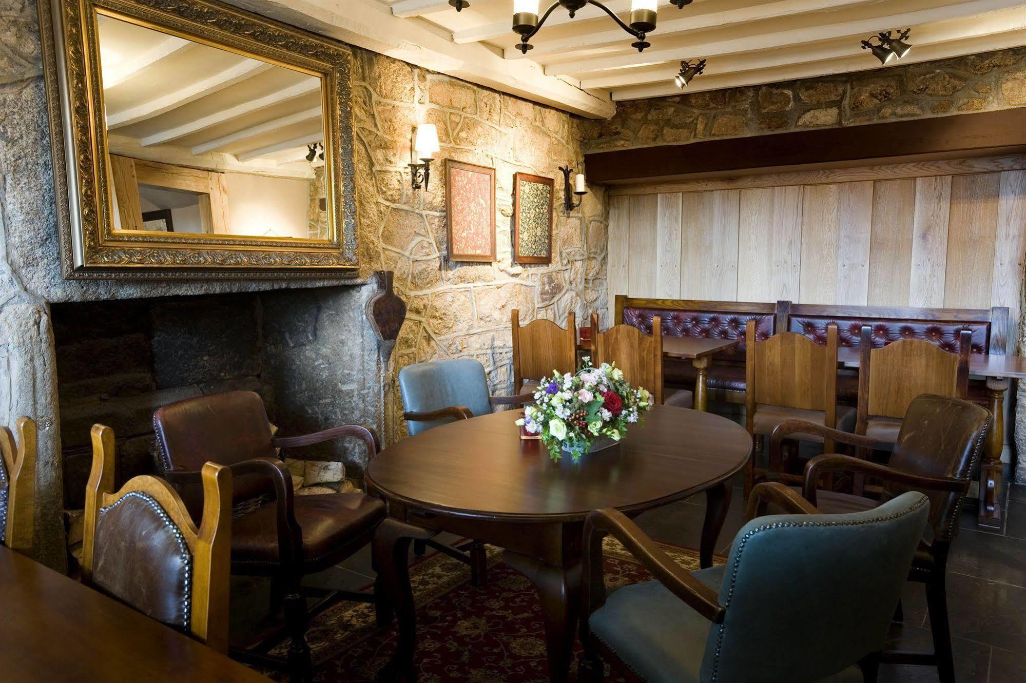 三皇冠酒店 查格福德 外观 照片 The interior of the restaurant