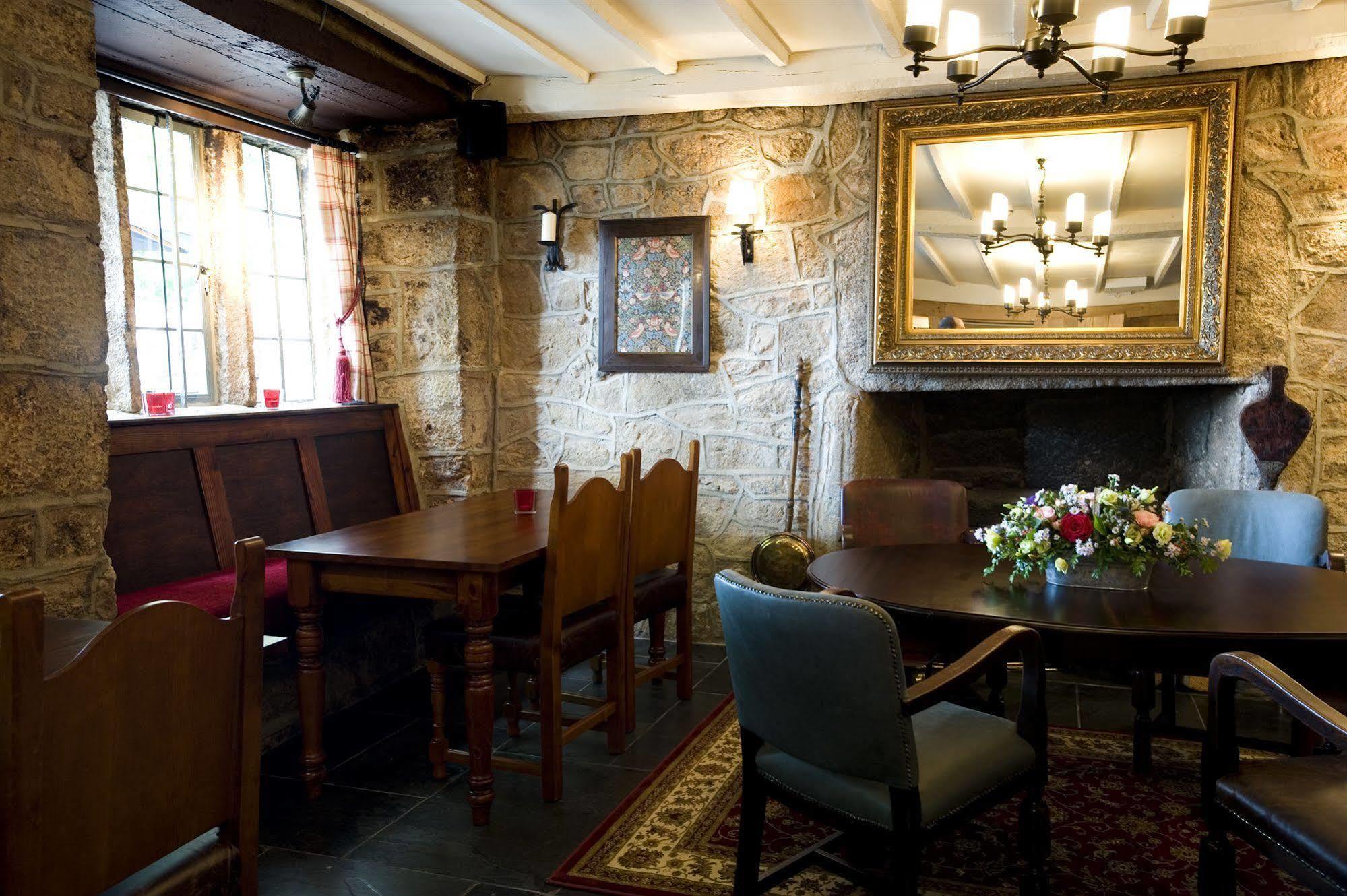 三皇冠酒店 查格福德 外观 照片 The interior of the pub