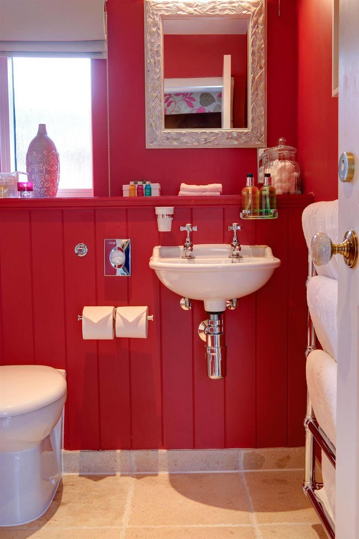 三皇冠酒店 查格福德 外观 照片 A typical bathroom
